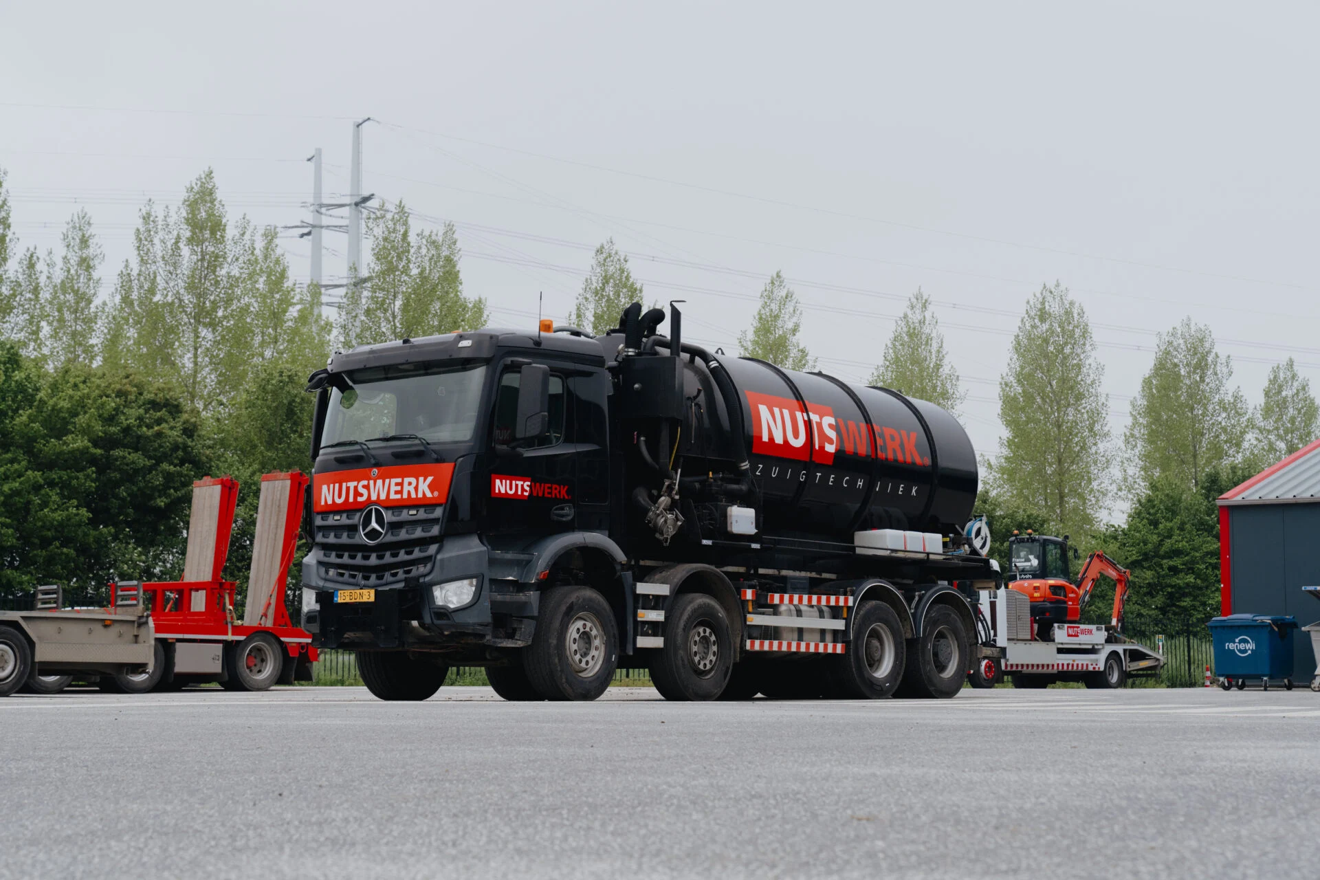 Beletterde tankwagen NUTSWERK Zuigtechniek op bedrijfsterrein