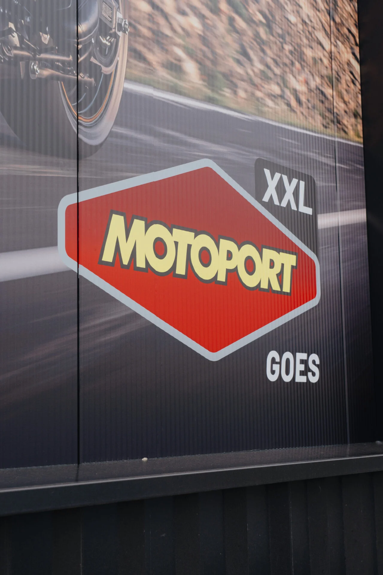 MotoPort XXL logo detail op gevelreclamedoek