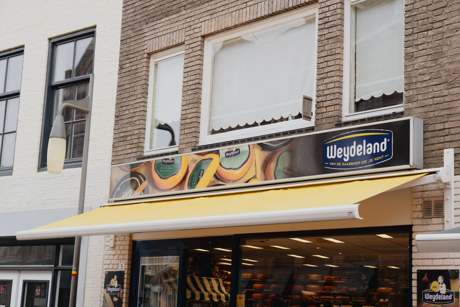 Verlichte lichtbak Weydeland met slogan op kaaswinkel