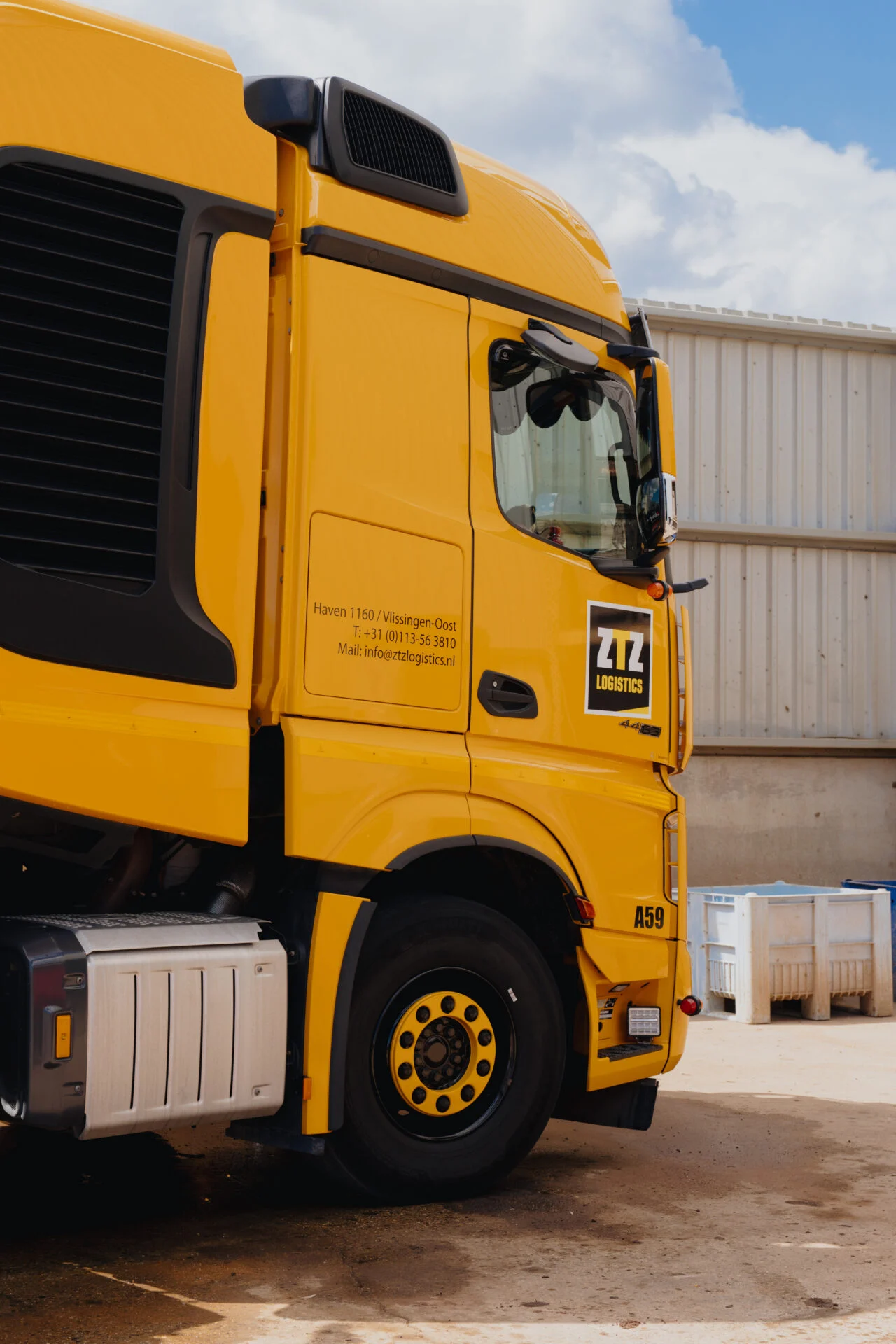 Voertuigbelettering ZTZ Logistics op gele Mercedes-trekker