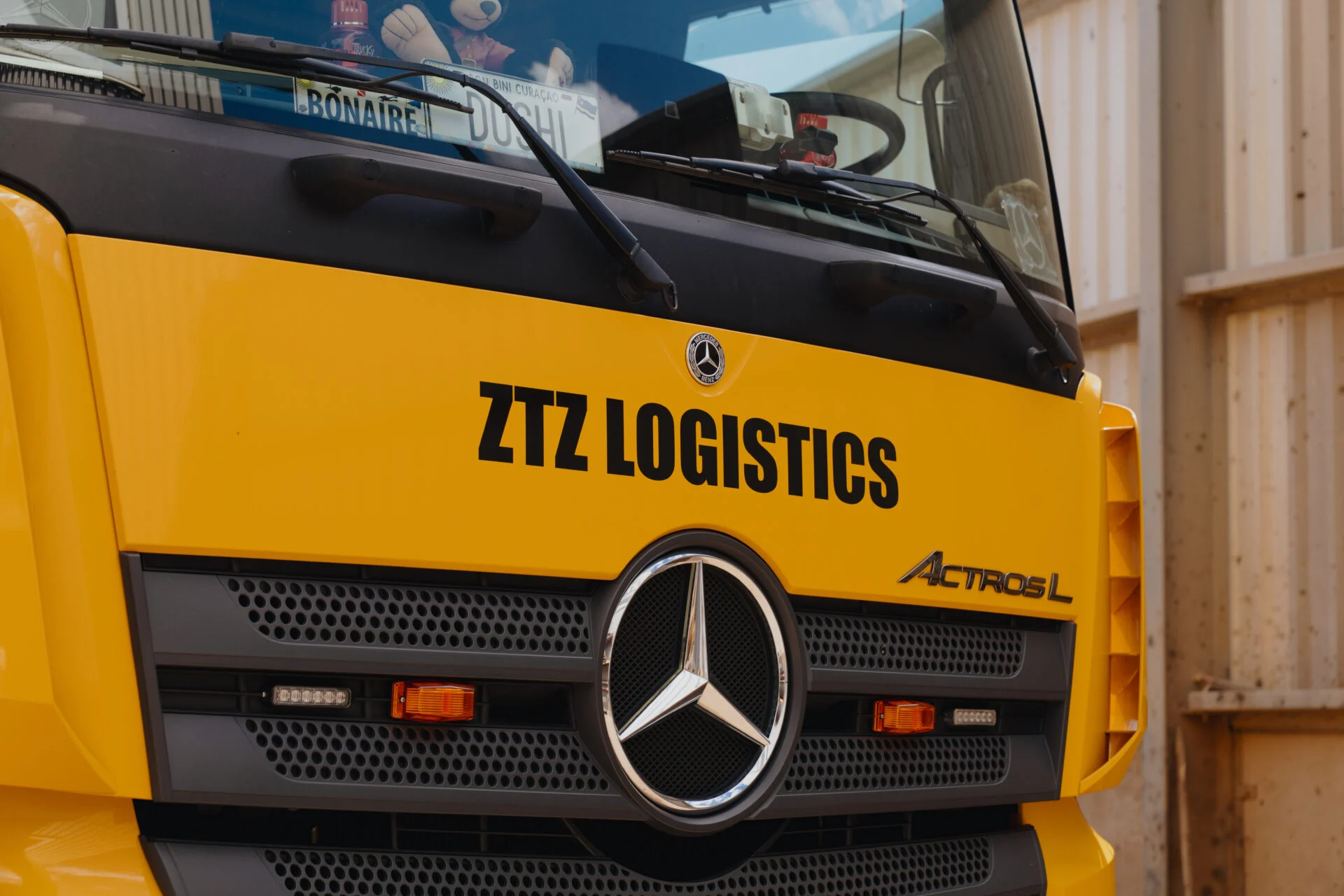 ZTZ Logistics frontbelettering op gele Mercedes Actros vrachtwagen