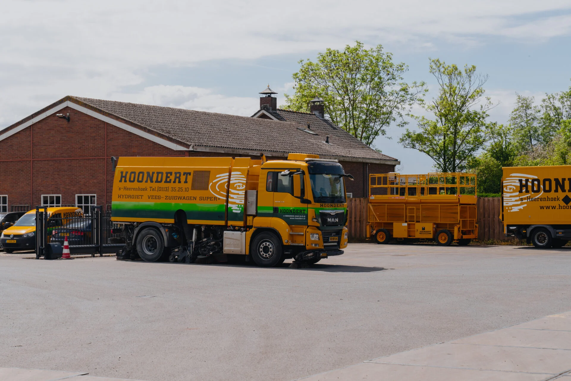 Hoondert MAN veeg-zuigwagen met bedrijfsbelettering