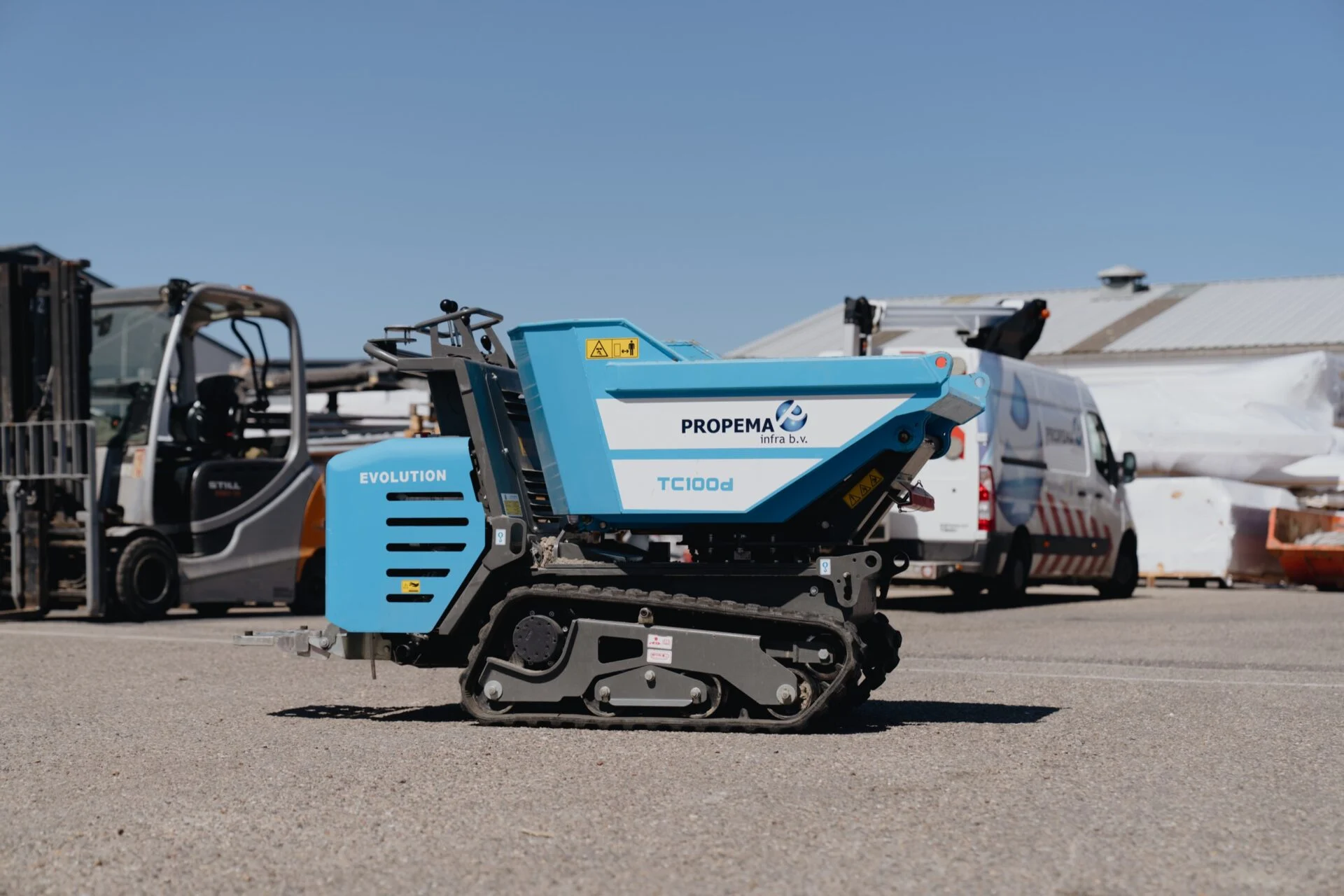 Machinebelettering Propema infra op blauwe rupsdumper