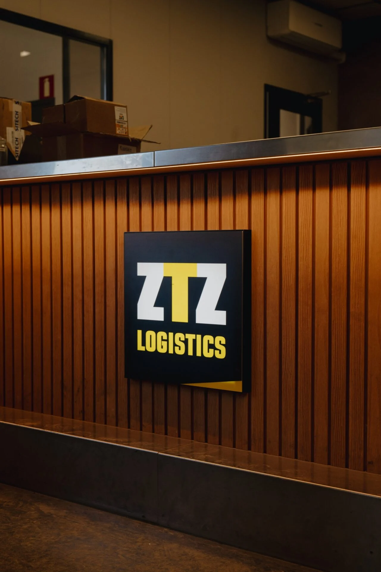 ZTZ Logistics lichtbak op houten wand in ontvangstruimte