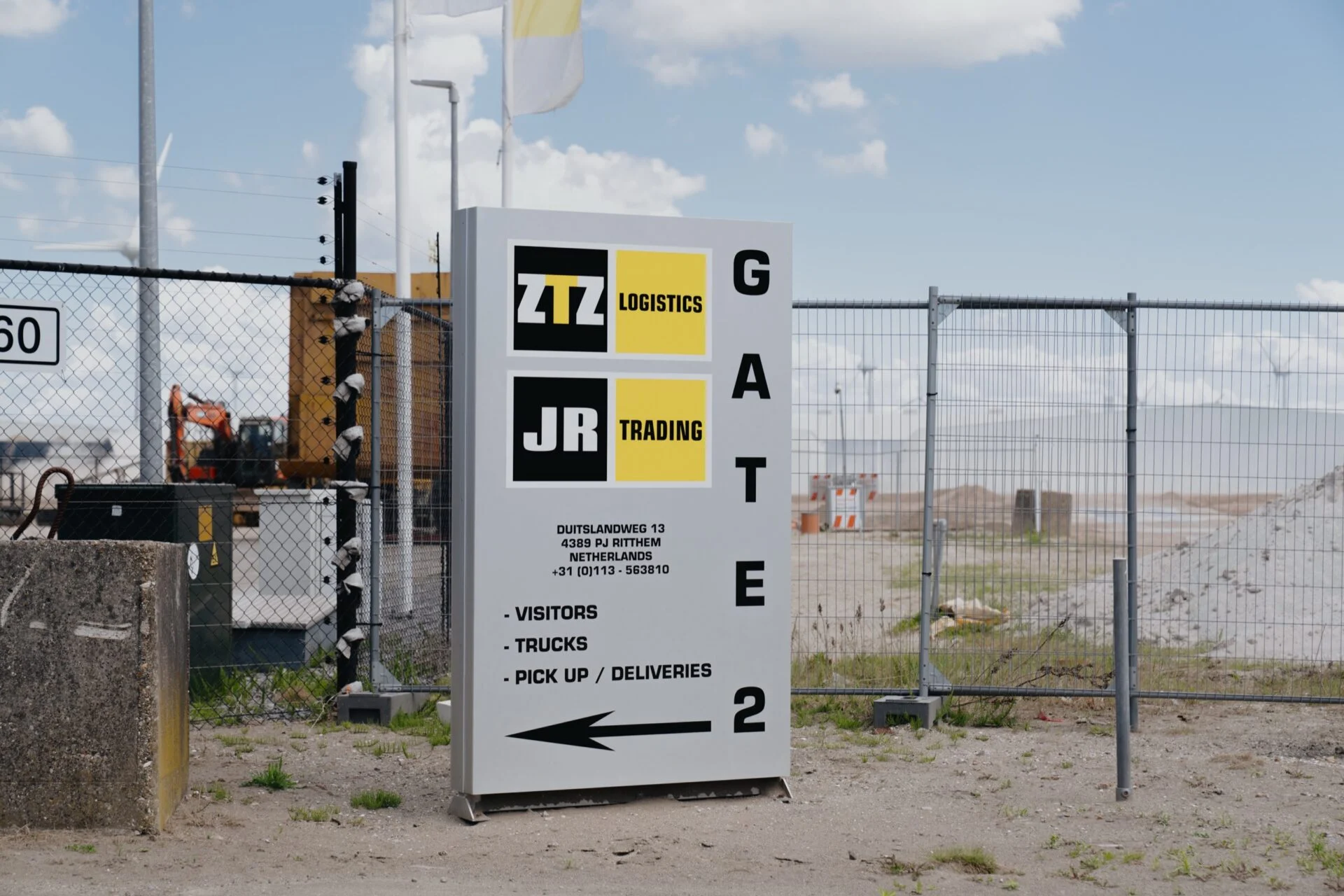 ZTZ Logistics en JR Trading reclamezuil met gate-bewegwijzering