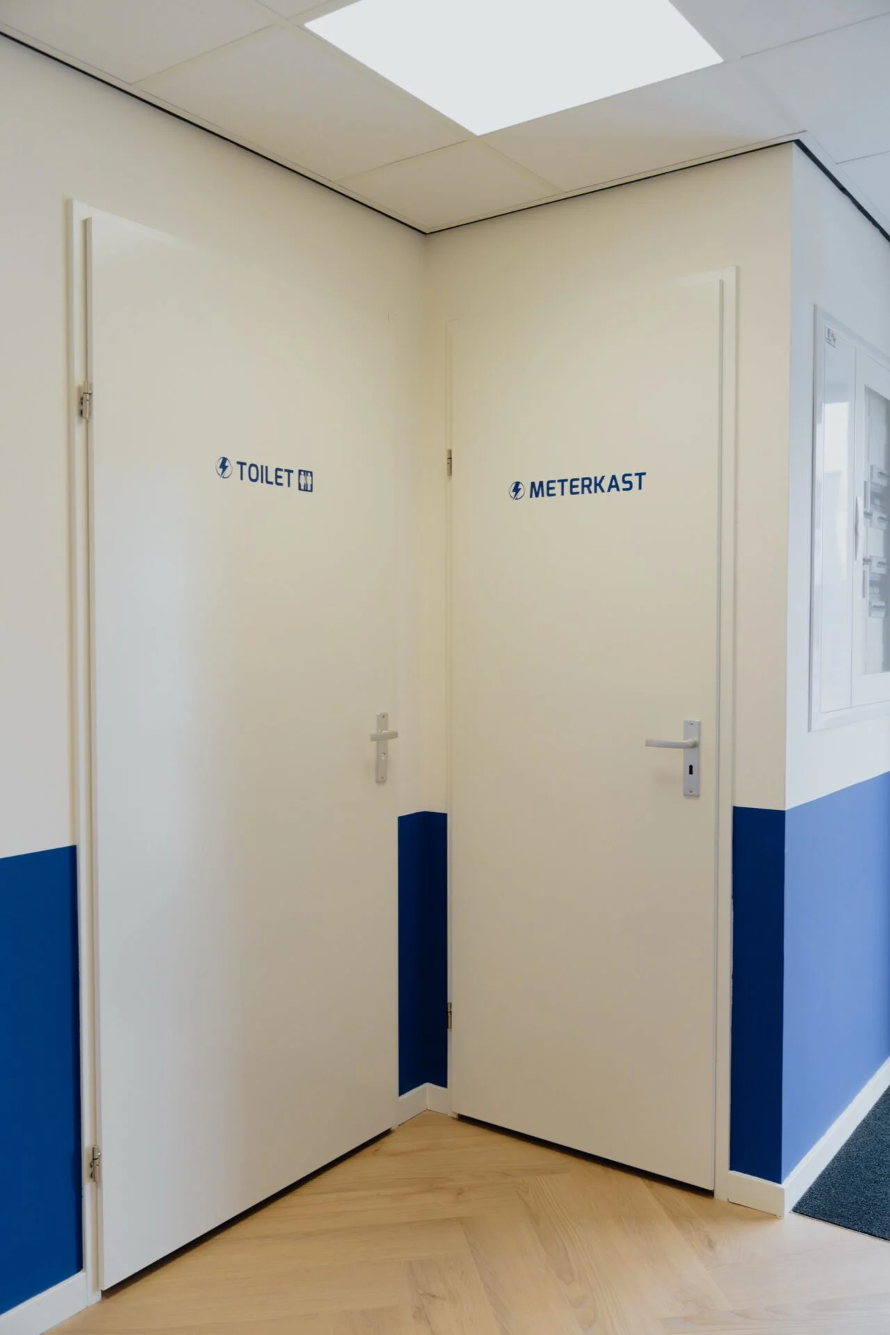 Interieurbewegwijzering toilet en meterkast AVL Elektro